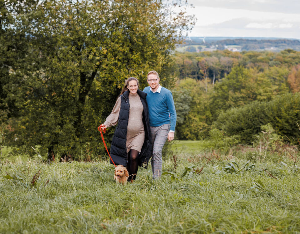 Babybauchfotos Maternity Schwangerschaftsfotos Fotografin Tecklenburg Mettingen Ibbenbüren Osnabrück Münster Lotte Westerkappeln Laggenbeck Hund Zwillinge Zwillingsschwangerschaft